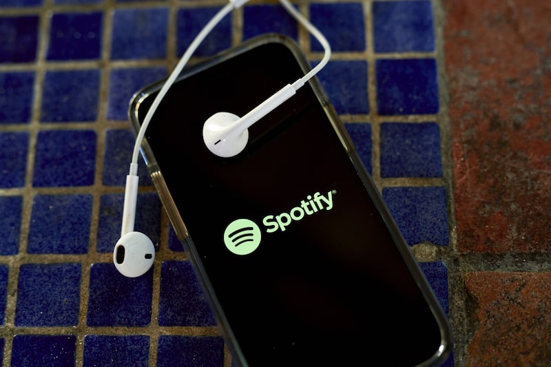 La aplicación de Spotify en un smartphone. La aplicación de Spotify en un smartphone.