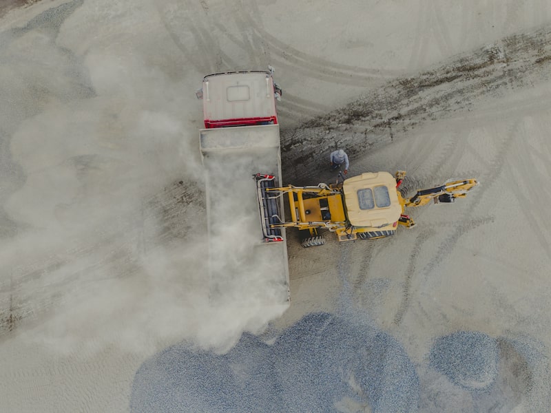 Un camión descarga mineral de cobre en una planta de procesamiento en Nazca, Perú. Fotógrafo: Musuk Nolte/Bloomberg Un camión descarga mineral de cobre en una planta de procesamiento en Nazca, Perú. Fotógrafo: Musuk Nolte/Bloomberg