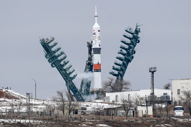 La nave espacial Soyuz MS-20 se ve en la plataforma de lanzamiento poco antes del despegue en el cosmódromo de Baikonur el 8 de diciembre de 2021. La nave espacial Soyuz MS-20 se ve en la plataforma de lanzamiento poco antes del despegue en el cosmódromo de Baikonur el 8 de diciembre de 2021.