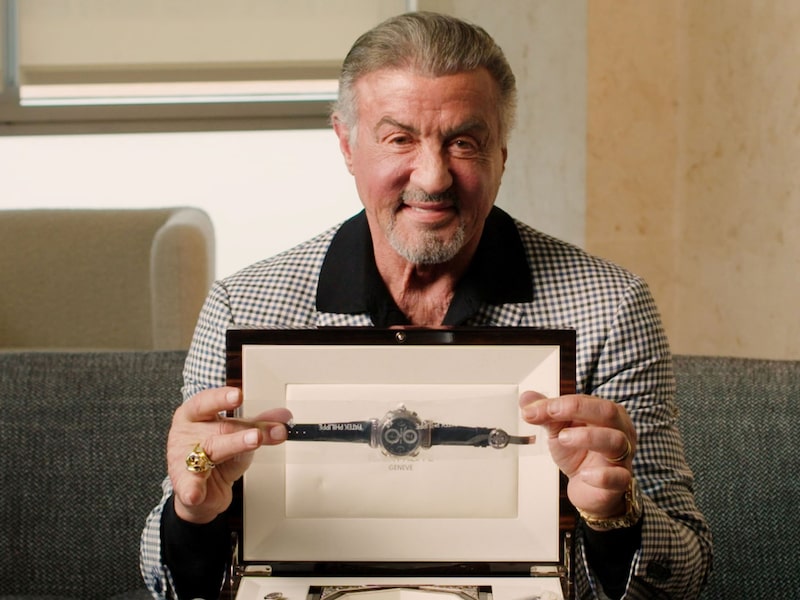 Sylvester Stallone com seu modelo ultra-raro Patek Philippe Grandmaster Chime, que foi avaliado na faixa entre US$ 2,5 milhões e US$ 5 milhões, mas pode superar esse valor Sylvester Stallone com seu modelo ultra-raro Patek Philippe Grandmaster Chime, que foi avaliado na faixa entre US$ 2,5 milhões e US$ 5 milhões, mas pode superar esse valor