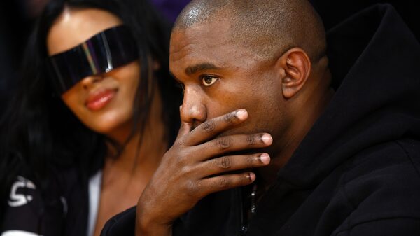 Musk suspende a Ye de Twitter tras publicar imagen ofensiva Musk suspende a Ye de Twitter tras publicar imagen ofensiva