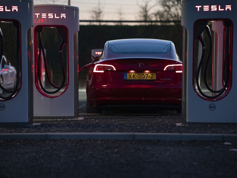 Tesla Model 3 em uma estação de carregamento nos Países Baixos, Europa Tesla Model 3 em uma estação de carregamento nos Países Baixos, Europa