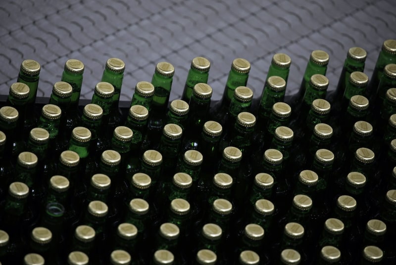 China se llevará la peor parte de las reducciones, ya que representa más del 80% de la mano de obra del grupo. China se llevará la peor parte de las reducciones, ya que representa más del 80% de la mano de obra del grupo.