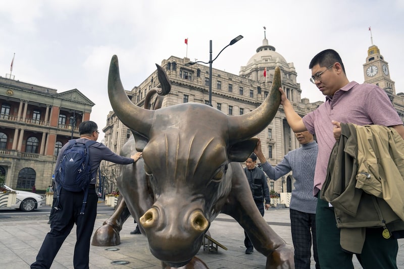Touro que representa o bull market para mercados ocidentais na cidade de Xangai, na China Touro que representa o bull market para mercados ocidentais na cidade de Xangai, na China
