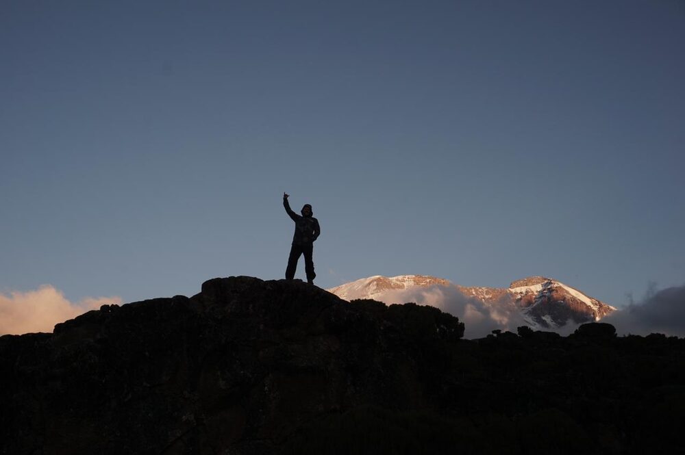Karel Luketic no topo do Monte Kilimanjaro, o ponto mais alto da África Karel Luketic no topo do Monte Kilimanjaro, o ponto mais alto da África