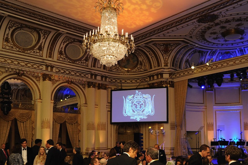 NUEVA YORK, NY - 13 DE ABRIL: Vista general del ambiente durante la gala 2015 de la Orden de la Esfinge Dorada del Hasty Pudding Institute of 1770, celebrada en el Hotel Plaza el 13 de abril de 2015 en la ciudad de Nueva York. NUEVA YORK, NY - 13 DE ABRIL: Vista general del ambiente durante la gala 2015 de la Orden de la Esfinge Dorada del Hasty Pudding Institute of 1770, celebrada en el Hotel Plaza el 13 de abril de 2015 en la ciudad de Nueva York.