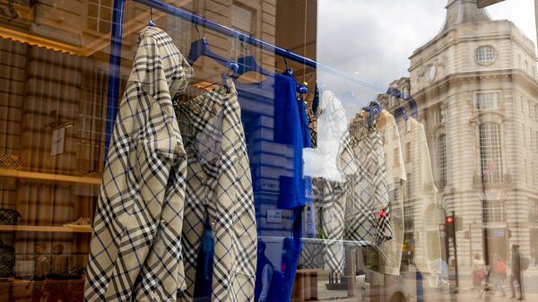 Novo CEO da Burberry afirma que não vai reduzir preços nem qualidade da marca Novo CEO da Burberry afirma que não vai reduzir preços nem qualidade da marca