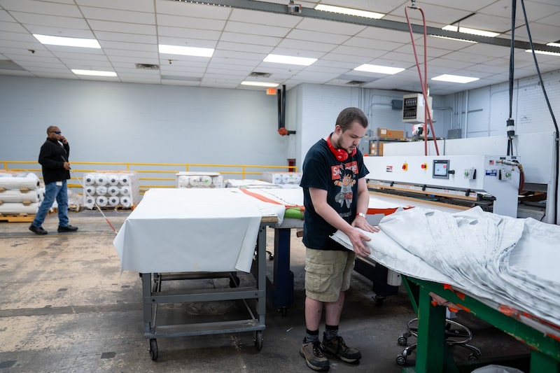 Un trabajador cuenta cortinas de ducha de vinilo en una fábrica de Oklahoma City. Fotógrafo: Nick Oxford/Bloomberg. Un trabajador cuenta cortinas de ducha de vinilo en una fábrica de Oklahoma City. Fotógrafo: Nick Oxford/Bloomberg.