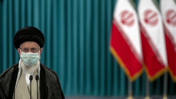 El líder de Irán se enfrenta a un nuevo y sorprendente enemigo: colegialas El líder de Irán se enfrenta a un nuevo y sorprendente enemigo: colegialas