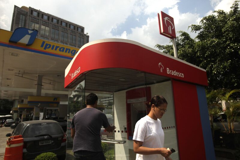 Bradesco espera reduzir despesas operacionais com o avanço da digitalização e conversão de agências em unidades de negócio Bradesco espera reduzir despesas operacionais com o avanço da digitalização e conversão de agências em unidades de negócio