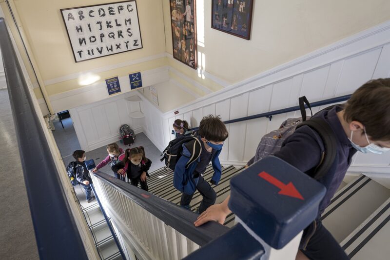 Estudiantes con cubreboca en una escuela primaria en San Francisco. Estudiantes con cubreboca en una escuela primaria en San Francisco.