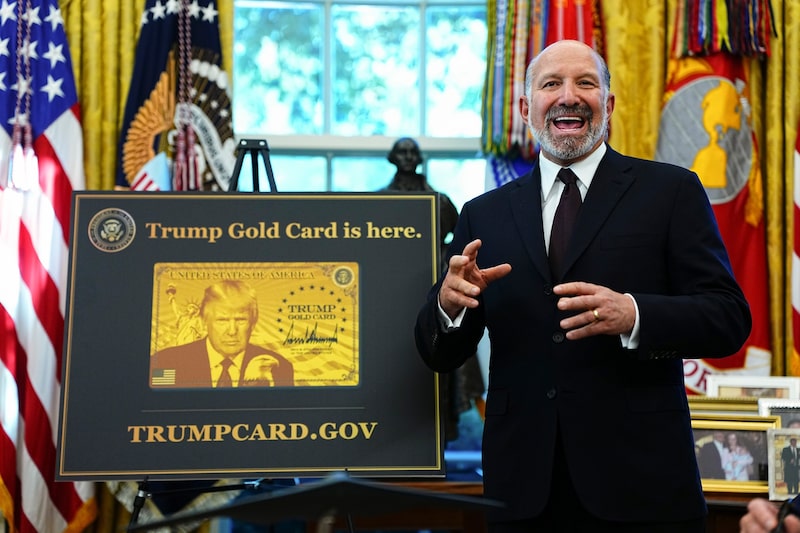 Howard Lutnick junto al cartel del programa de visados "Gold Card" en el Despacho Oval de la Casa Blanca, en Washington, en septiembre. Foto: Aaron Schwartz/CNP/Bloomberg Howard Lutnick junto al cartel del programa de visados "Gold Card" en el Despacho Oval de la Casa Blanca, en Washington, en septiembre. Foto: Aaron Schwartz/CNP/Bloomberg