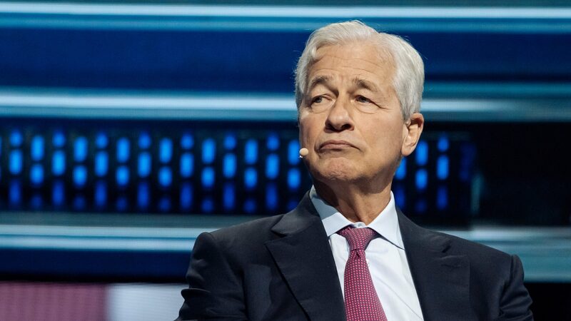 Atacar a independência do Fed vai resultar em juros altos por mais tempo, diz Dimon Atacar a independência do Fed vai resultar em juros altos por mais tempo, diz Dimon
