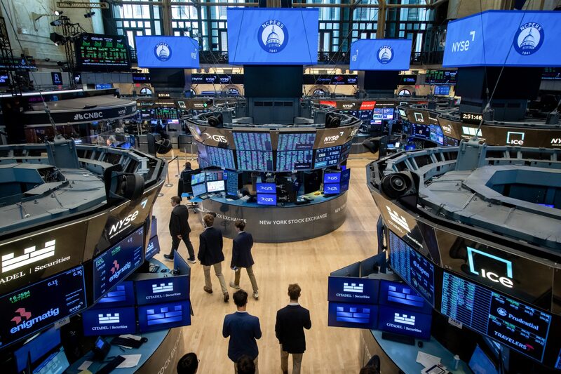 Inversores en Wall Street abandonan la cautela y apuestan a las acciones de riesgo. Inversores en Wall Street abandonan la cautela y apuestan a las acciones de riesgo.