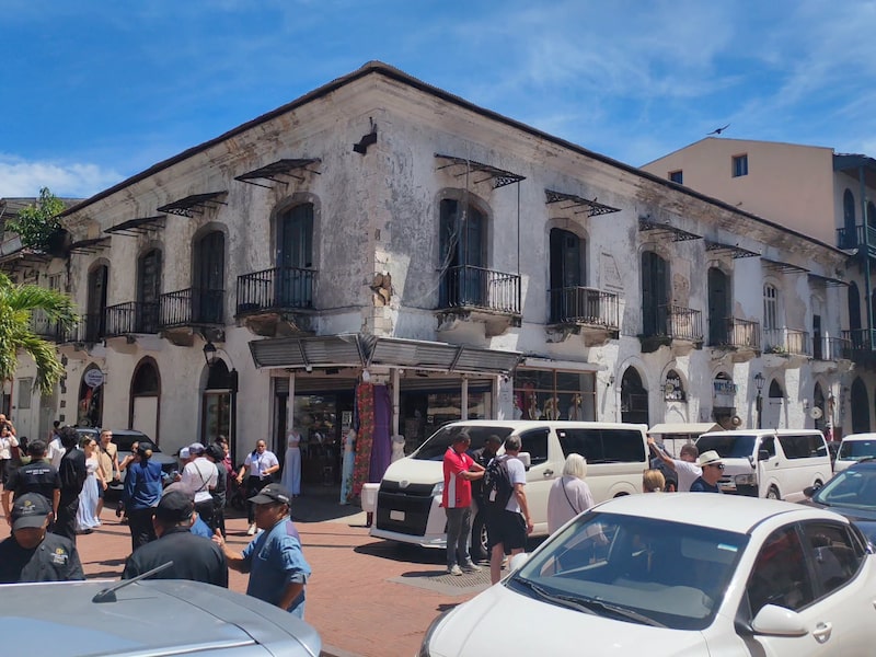 Habitantes de Ciudad de Panamá abandonaron edificios y salieron a las calles ante la intensidad del sismo registrado el viernes 9 de octubre de 2026. Habitantes de Ciudad de Panamá abandonaron edificios y salieron a las calles ante la intensidad del sismo registrado el viernes 9 de octubre de 2026.