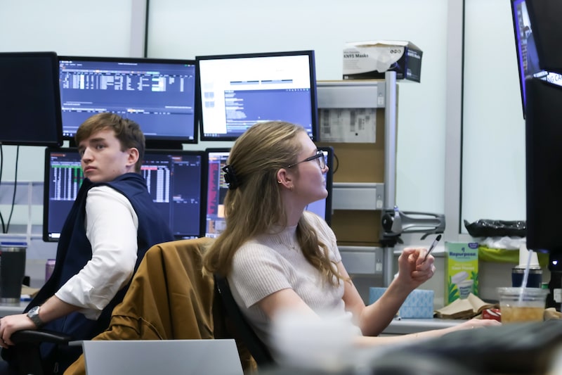 Operadores trabajando en el parqué de la Bolsa de Nueva York. Fotógrafo: Michael Nagle/Bloomberg Operadores trabajando en el parqué de la Bolsa de Nueva York. Fotógrafo: Michael Nagle/Bloomberg