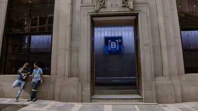 Dólar mantém alta e Ibovespa sobe com Petrobras e de olho no Fed Dólar mantém alta e Ibovespa sobe com Petrobras e de olho no Fed