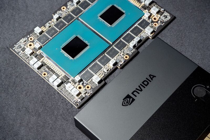 Un superchip de CPU Nvidia Grace, a la izquierda, y un módulo Grace-Grace dispuestos en la sede de la empresa en Santa Clara, California, EE.UU., el lunes 5 de junio de 2023. Un superchip de CPU Nvidia Grace, a la izquierda, y un módulo Grace-Grace dispuestos en la sede de la empresa en Santa Clara, California, EE.UU., el lunes 5 de junio de 2023.