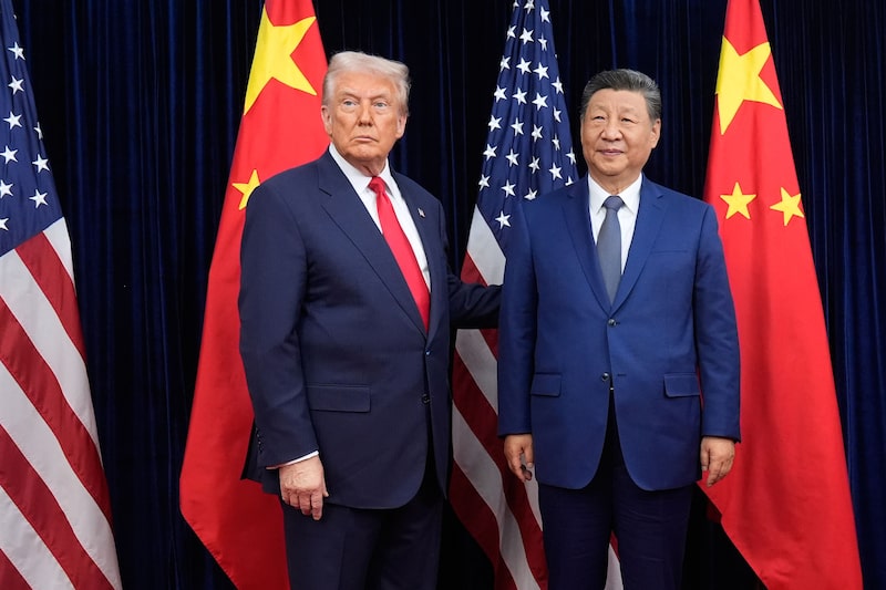 El presidente Donald Trump, a la izquierda, y el presidente chino Xi Jinping posan antes de su reunión en el Aeropuerto Internacional de Gimhae, en Busan (Corea del Sur), el jueves 30 de octubre de 2025. (Foto AP/Mark Schiefelbein) El presidente Donald Trump, a la izquierda, y el presidente chino Xi Jinping posan antes de su reunión en el Aeropuerto Internacional de Gimhae, en Busan (Corea del Sur), el jueves 30 de octubre de 2025. (Foto AP/Mark Schiefelbein)