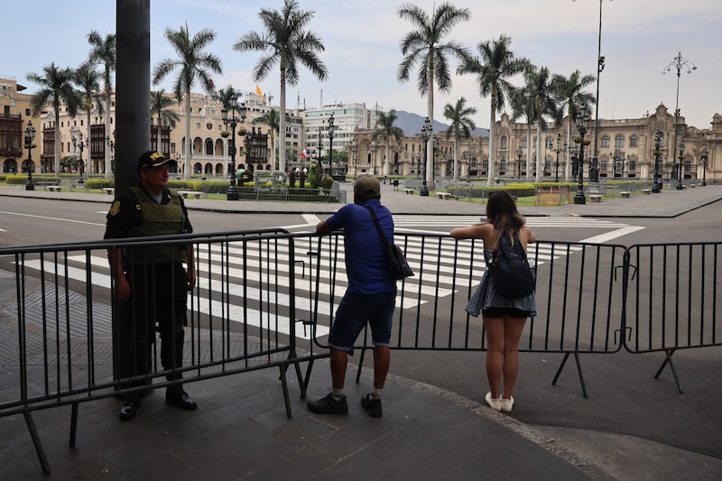 Un agente del orden vigila a los peatones cerca del Palacio de Gobierno en Lima, Perú. Fotógrafo: Sebastián Castañeda/Bloomberg. Un agente del orden vigila a los peatones cerca del Palacio de Gobierno en Lima, Perú. Fotógrafo: Sebastián Castañeda/Bloomberg.