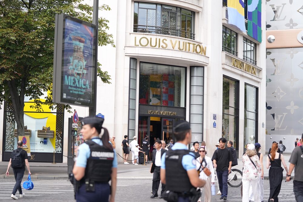 Una tienda de lujo Louis Vuitton antes de los Juegos Olímpicos en el centro de París, Francia. Una tienda de lujo Louis Vuitton antes de los Juegos Olímpicos en el centro de París, Francia.