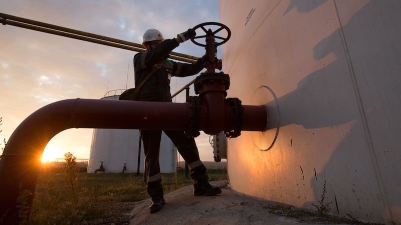 Opep+ estende cortes na produção até 2025, mas prevê volta gradual ainda neste ano Opep+ estende cortes na produção até 2025, mas prevê volta gradual ainda neste ano