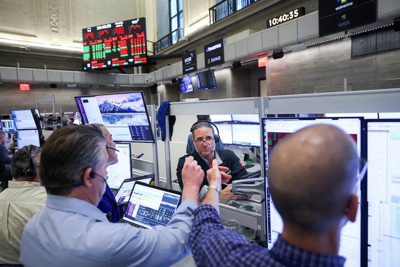 Traders work on the floor of the American Stock Exchange (AMEX) at the New York Stock Exchange (NYSE) in New York, US, on Monday, June 1, 2026. A renewed rally in oil drove bonds lower while stocks fluctuated as a report that Iran will halt talks with the US cast doubt on a ceasefire renewal. Photographer: Michael Nagle/Bloomberg Traders work on the floor of the American Stock Exchange (AMEX) at the New York Stock Exchange (NYSE) in New York, US, on Monday, June 1, 2026. A renewed rally in oil drove bonds lower while stocks fluctuated as a report that Iran will halt talks with the US cast doubt on a ceasefire renewal. Photographer: Michael Nagle/Bloomberg