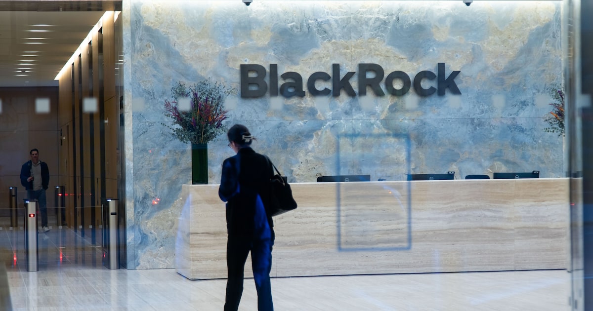 AJUSTE ESTRATÉGICO BLACKROCK: RENTA FIJA A LA BAJA, ACCIONES Y EMERGENTES AL ALZA