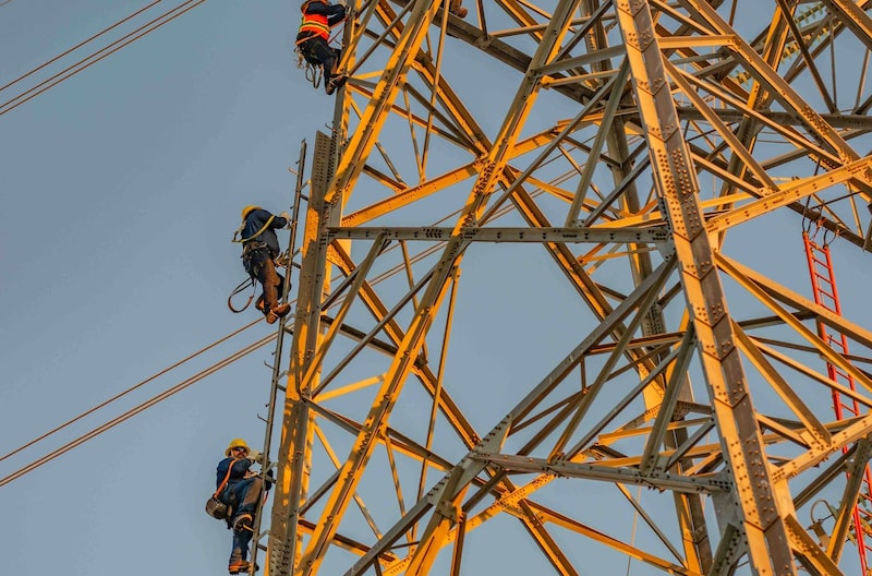 Trabjadores de la empresa estatal CFE escalan una torre de transmisión eléctrica en México. (Foto: Cortesía CFE). Trabjadores de la empresa estatal CFE escalan una torre de transmisión eléctrica en México. (Foto: Cortesía CFE).