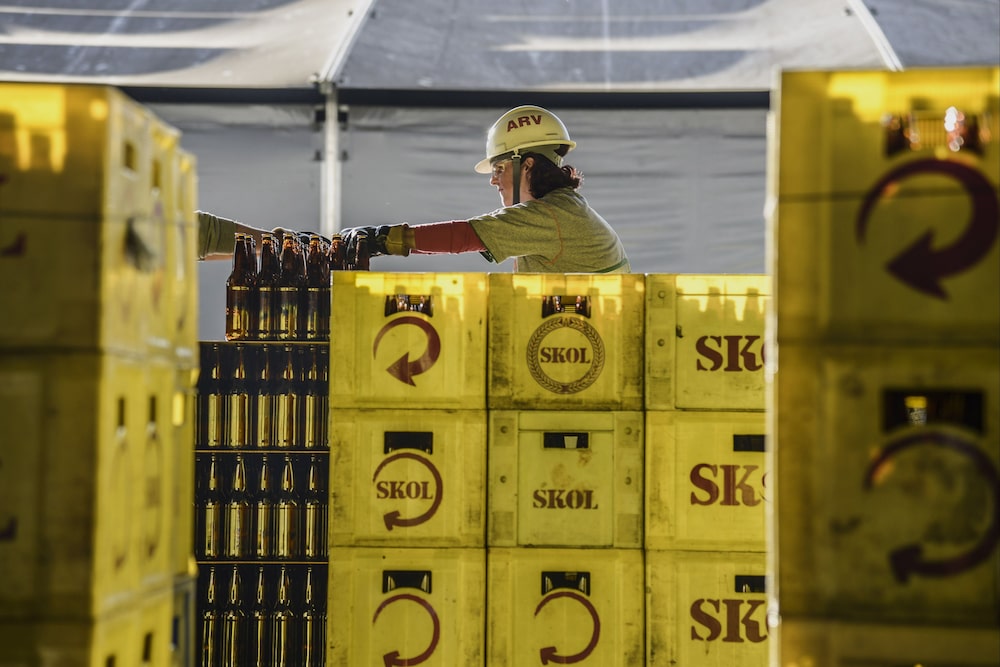 Un empleado coloca botellas de cerveza vacías en contenedores en la planta embotelladora de Ambev SA en Lages, Brasil. Un empleado coloca botellas de cerveza vacías en contenedores en la planta embotelladora de Ambev SA en Lages, Brasil.