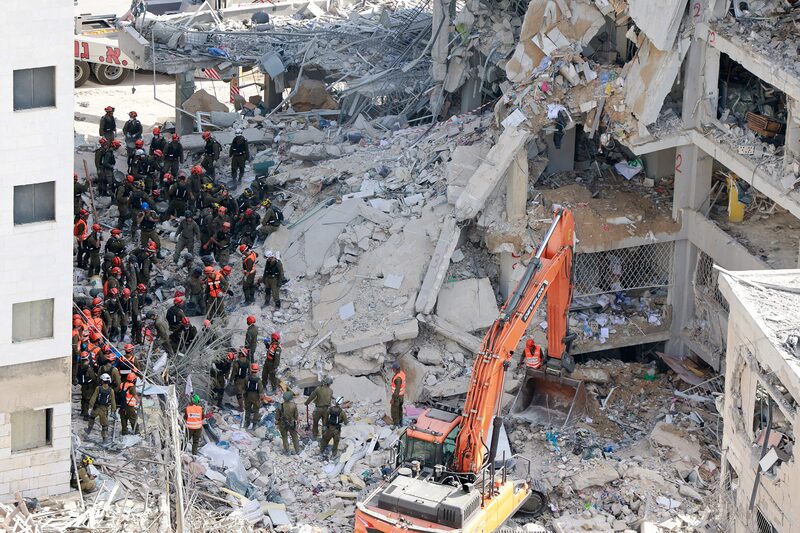 Equipes de resgate de Israel em Bat Yam neste domingo (15) em prédio atingido por míssil do Irã (Foto: Menahem Kahana/AFP via Getty Images)           Equipes de resgate de Israel em Bat Yam neste domingo (15) em prédio atingido por míssil do Irã (Foto: Menahem Kahana/AFP via Getty Images)