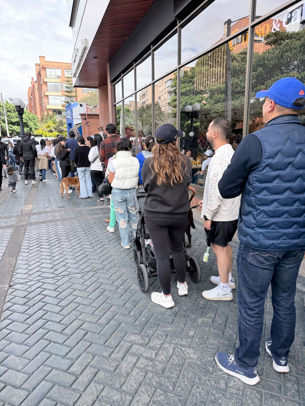 Colombianos hacen fila para votar por la mañana del 31 de mayo, 2026 Colombianos hacen fila para votar por la mañana del 31 de mayo, 2026
