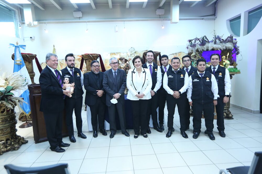 Artistas, cronistas y artesanos guatemaltecos elaboraron la obra con apoyo de Eventos Católicos, el Ministerio de Relaciones Exteriores, entre otros. Artistas, cronistas y artesanos guatemaltecos elaboraron la obra con apoyo de Eventos Católicos, el Ministerio de Relaciones Exteriores, entre otros.