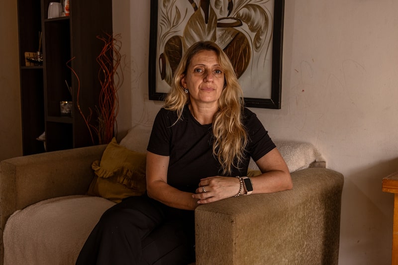 A vendedora Ana Valerio fez um empréstimo em 2024 para ajudar a pagar a festa de 15 anos da filha e acumulou dívida (Foto: Sarah Pabst/Bloomberg) A vendedora Ana Valerio fez um empréstimo em 2024 para ajudar a pagar a festa de 15 anos da filha e acumulou dívida (Foto: Sarah Pabst/Bloomberg)