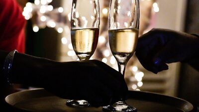 Sem motivos para festejar, vendas de champagne caem ao nível mais baixo desde 2001 Sem motivos para festejar, vendas de champagne caem ao nível mais baixo desde 2001