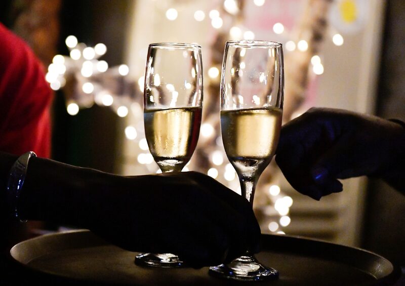 O total de remessas caiu para 271,4 milhões de garrafas, segundo dados compilados pela Comite Champagne, um declínio anual de 9,2% em relação ao ano anterior O total de remessas caiu para 271,4 milhões de garrafas, segundo dados compilados pela Comite Champagne, um declínio anual de 9,2% em relação ao ano anterior