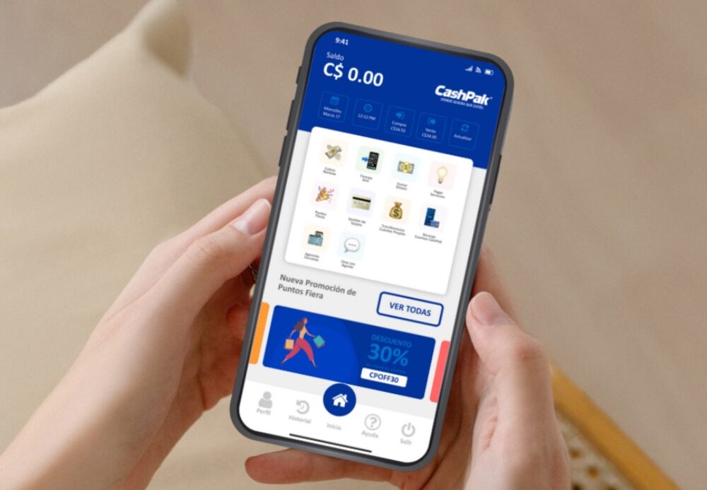 Un usuario navega en la aplicación de CashPak. Un usuario navega en la aplicación de CashPak.
