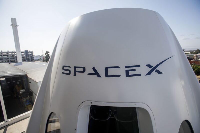 Una maqueta de la nave espacial Crew Dragon se muestra antes de la visita de los astronautas del Programa de Tripulación Comercial (CCP) de la NASA en la sede de Space Exploration Technologies Corp. (SpaceX) en Hawthorne, California, Estados Unidos, el lunes 13 de agosto de 2018. Fotógrafo: Patrick T. Fallon/Bloomberg Una maqueta de la nave espacial Crew Dragon se muestra antes de la visita de los astronautas del Programa de Tripulación Comercial (CCP) de la NASA en la sede de Space Exploration Technologies Corp. (SpaceX) en Hawthorne, California, Estados Unidos, el lunes 13 de agosto de 2018. Fotógrafo: Patrick T. Fallon/Bloomberg