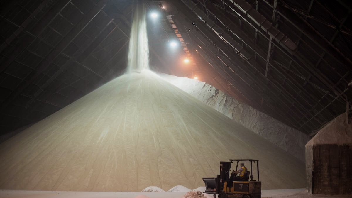El azúcar sin refinar se vierte en una instalación de almacenamiento mientras es descargado de un buque de carga en la refinería y centro de almacenamiento de Redpath Sugar Ltd. en Toronto, Ontario (Canadá).