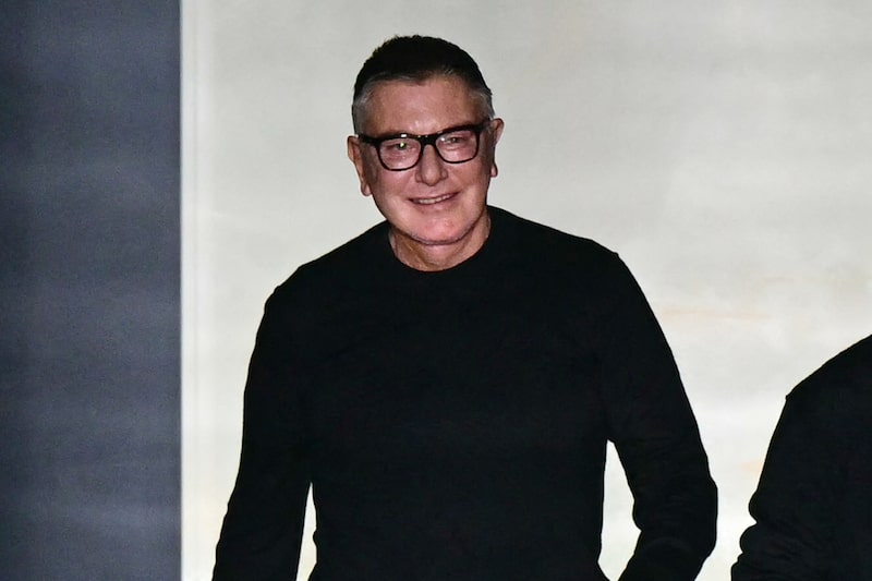 Los diseñadores italianos Stefano Gabbana y Domenico Dolce (a la derecha) saludan al público al término del desfile de la colección de Dolce & Gabbana en la Semana de la Moda de Milán para la temporada Otoño/Invierno 2026-2027, el 17 de enero de 2026 en Milán. Los diseñadores italianos Stefano Gabbana y Domenico Dolce (a la derecha) saludan al público al término del desfile de la colección de Dolce & Gabbana en la Semana de la Moda de Milán para la temporada Otoño/Invierno 2026-2027, el 17 de enero de 2026 en Milán.