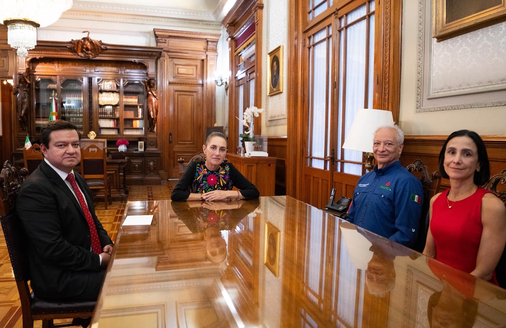 La presidenta Claudia Sheinbaum, acompañada de Luz Elena González, secretaria de Energía, anuncia la llegada a Pemex de Juan Carlos Carpio, tras la salida de Víctor Rodríguez, en Palacio Nacional el 14 de mayo de 2026, Ciudad de México. La presidenta Claudia Sheinbaum, acompañada de Luz Elena González, secretaria de Energía, anuncia la llegada a Pemex de Juan Carlos Carpio, tras la salida de Víctor Rodríguez, en Palacio Nacional el 14 de mayo de 2026, Ciudad de México.