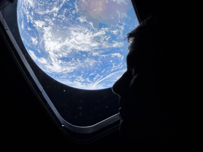 La imagen muestra al astronauta de la NASA y comandante de la misión Artemis II, Reid Wiseman, mirando por una ventanilla de la nave espacial Orión hacia la Tierra el 4 de abril de 2026. La imagen muestra al astronauta de la NASA y comandante de la misión Artemis II, Reid Wiseman, mirando por una ventanilla de la nave espacial Orión hacia la Tierra el 4 de abril de 2026.