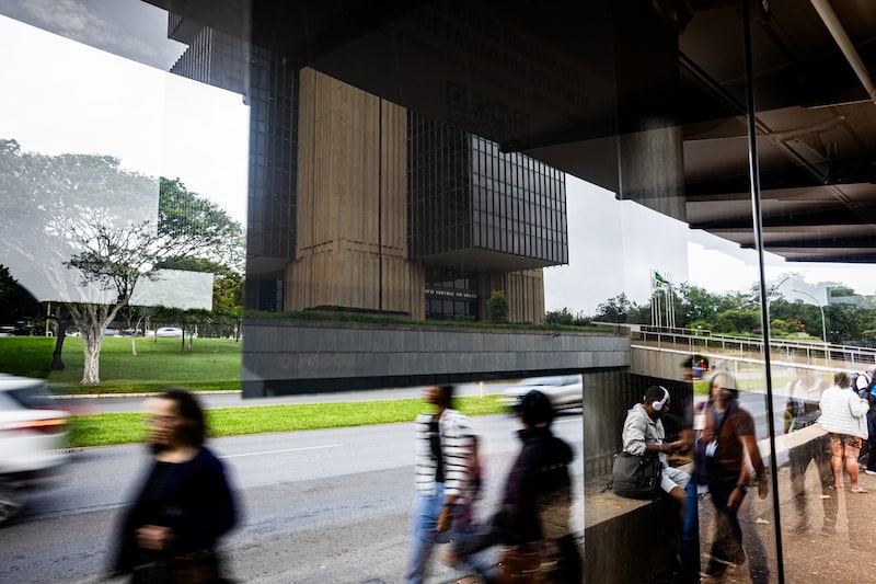 En la foto, los viajeros pasan frente al Banco Central de Brasil en Brasilia. Fotógrafo: Arthur Menescal/Bloomberg. En la foto, los viajeros pasan frente al Banco Central de Brasil en Brasilia. Fotógrafo: Arthur Menescal/Bloomberg.
