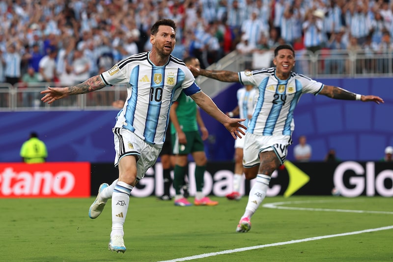 Cartel de Globant figura atrás de Lionel Messi y Enzo Fernández en partido contra Argelia. Cartel de Globant figura atrás de Lionel Messi y Enzo Fernández en partido contra Argelia.