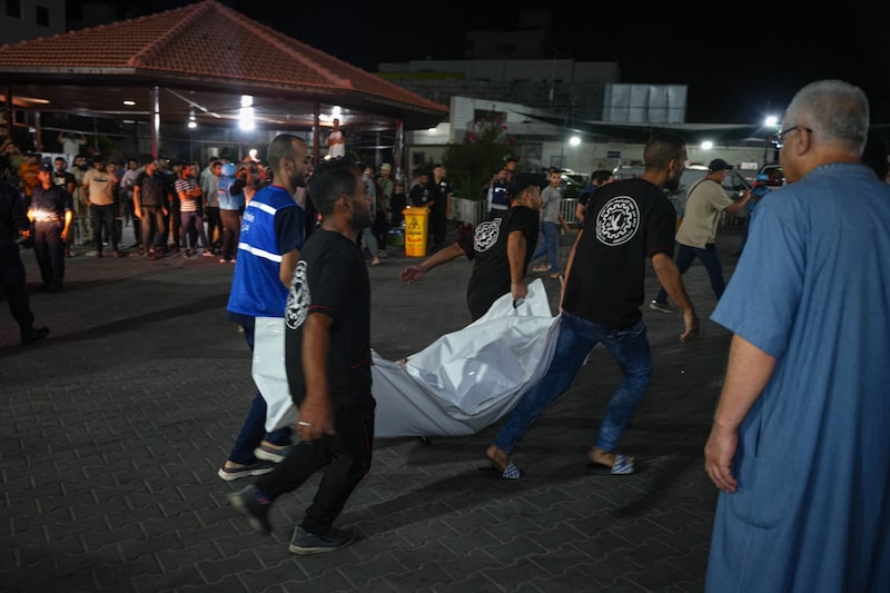 Varias personas transportan la bolsa con el cadáver de una víctima tras los ataques aéreos israelíes en el distrito de Rimal, al oeste de la ciudad de Gaza, el martes 10 de octubre de 2023. Fotógrafo: Ahmad Salem/Bloomberg Varias personas transportan la bolsa con el cadáver de una víctima tras los ataques aéreos israelíes en el distrito de Rimal, al oeste de la ciudad de Gaza, el martes 10 de octubre de 2023. Fotógrafo: Ahmad Salem/Bloomberg