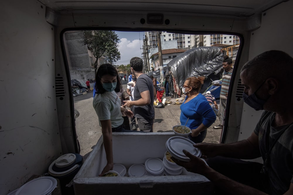 Integrantes del Movimiento Estatal de la Población Sin Hogar entregan donaciones de alimentos en São PauloFotógrafo: Jonne Roriz / Bloomberg Integrantes del Movimiento Estatal de la Población Sin Hogar entregan donaciones de alimentos en São PauloFotógrafo: Jonne Roriz / Bloomberg