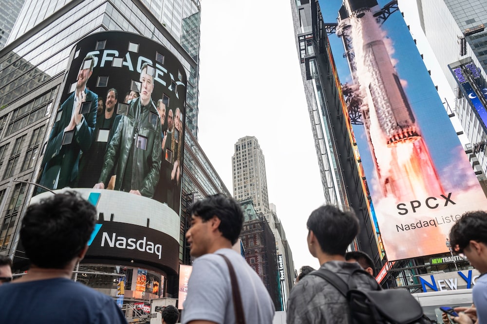 Pantallas de Nasdaq muestran imágenes de SpaceX en Times Square, Nueva York. Pantallas de Nasdaq muestran imágenes de SpaceX en Times Square, Nueva York.