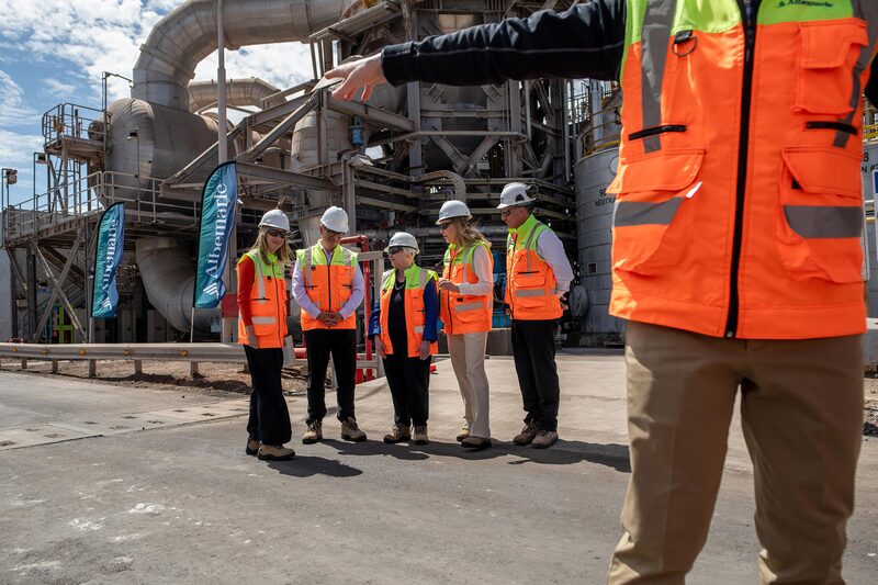 Mario Marcel, segundo a la izquierda, y Janet Yellen, al centro, recorren la planta de litio de Albermarle en Antofagasta, Chile, el sábado. Mario Marcel, segundo a la izquierda, y Janet Yellen, al centro, recorren la planta de litio de Albermarle en Antofagasta, Chile, el sábado.
