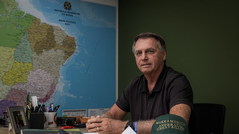 Jair Bolsonaro é internado em hospital para se submeter a uma cirurgia no ombro Jair Bolsonaro é internado em hospital para se submeter a uma cirurgia no ombro