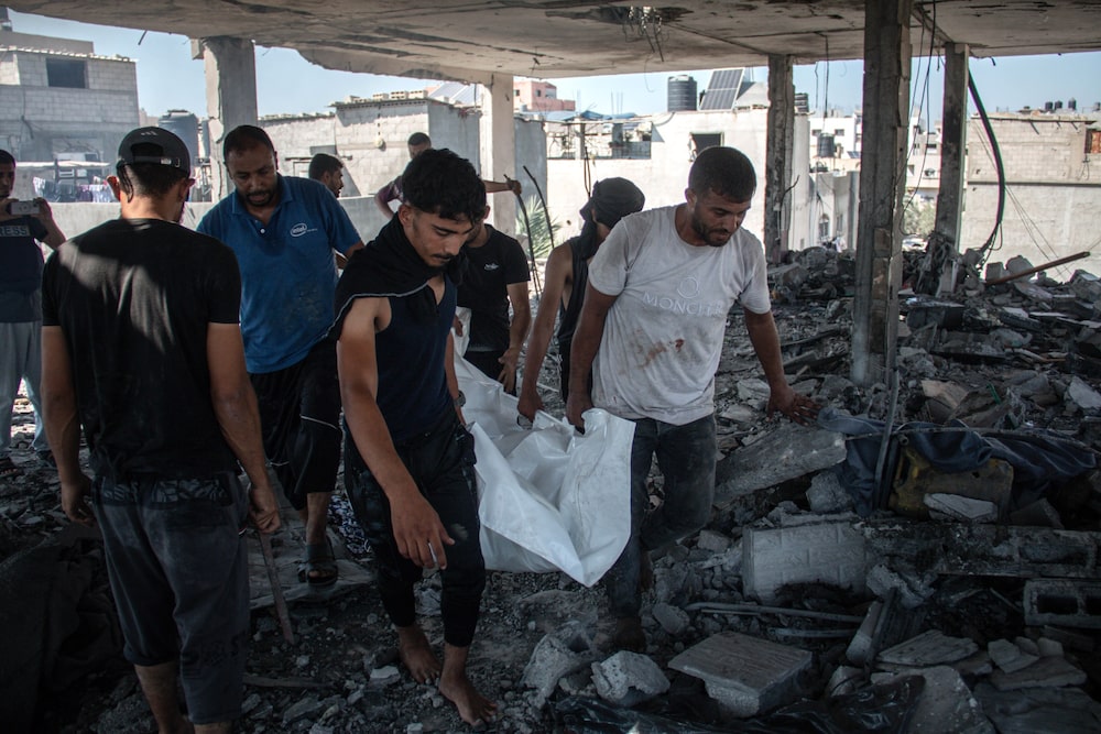 Palestinos retiran un cadáver de un edificio residencial tras un ataque israelí en Deir al-Balah, en el centro de Gaza, el martes 2 de julio de 2024. Palestinos retiran un cadáver de un edificio residencial tras un ataque israelí en Deir al-Balah, en el centro de Gaza, el martes 2 de julio de 2024.